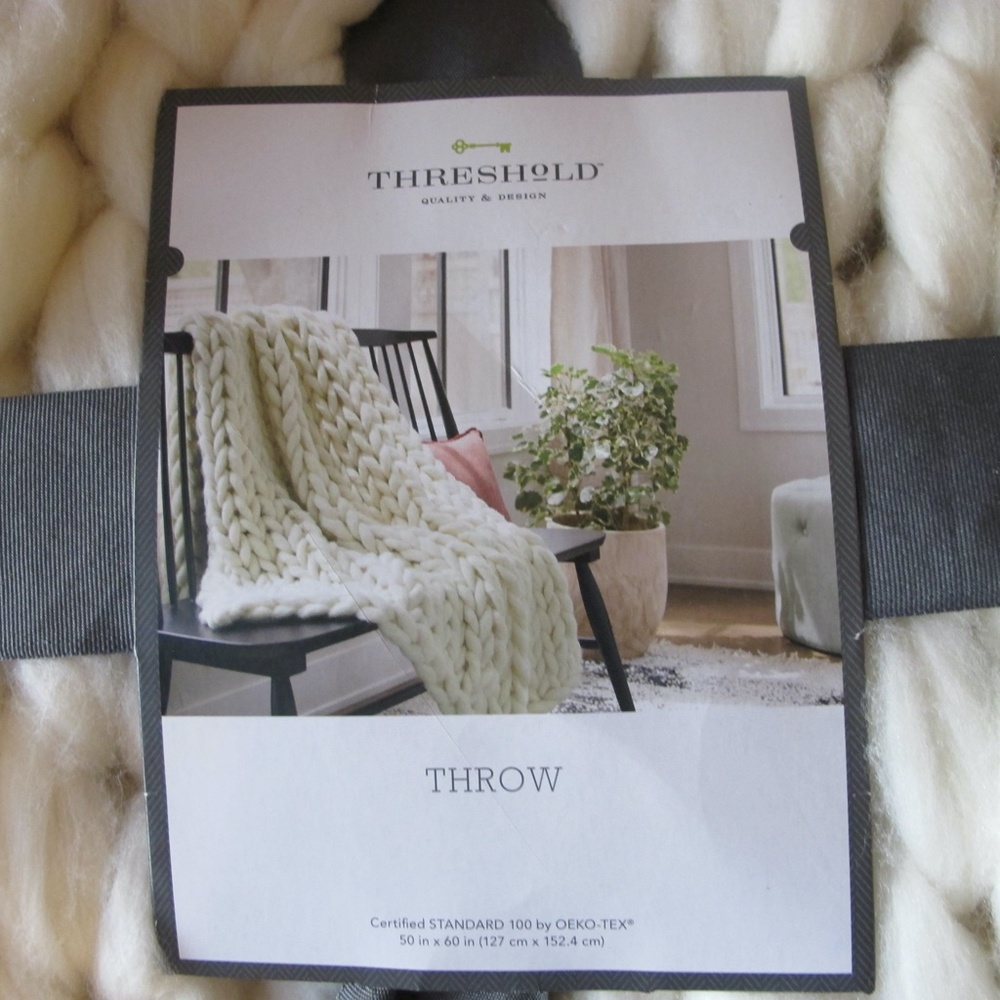 🔴🔴🔴SOLD🔴🔴🔴Threshold Super Chunky Knit Woven Throw 50" x 60" NWT - Picture 3 of 8